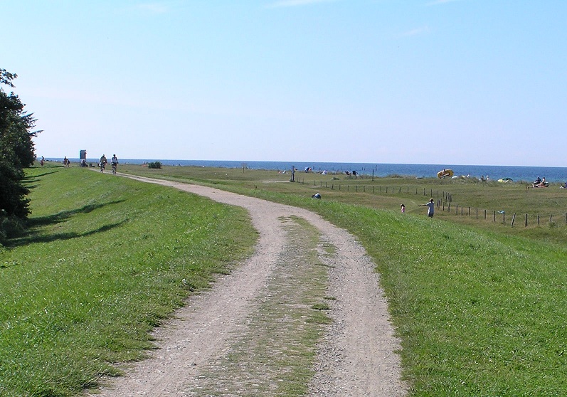 Der Gammendorfer Deich / dahinter liegt der Naturstrand